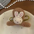Detalle de pinza para el pelo de felpa con lindo bordado de conejo beige suave - Pinza de Lazo de Conejo Café