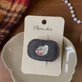 Dettaglio fermaglio vintage in velluto a coste grigio con inserto floreale e bottone - Paillettes Floreali Grigie