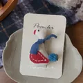 Detalle de una pinza para el pelo de pato de tela hecha a mano con pompón azul suave - Pinza para el Cabello de Pato con Pompon