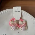 Dettaglio di fermagli per capelli con coniglio ricamato rosa a quadretti e fiocco in seta - Elastico per Capelli Coniglio con Fiocco