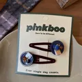 Dettaglio dei fermagli per capelli in velluto vintage con perline blu su cartoncino - Stile Bottone Blu