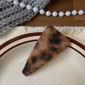 Vista dettagliata di un fermaglio per capelli leopardato con morbida texture in peluche - Clip Triangolo Leopardato