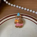 Dettaglio del fermaglio per capelli a forma di orsetto ricamato con cappello da festa - Pezzo Singolo / Orso con Salopette Rosa