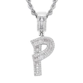 Dettaglio del ciondolo lettera P argento con zirconi baguette su catena a corda - Lettera P / un solo ciondolo, senza catena / Argento