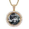 Detailansicht des drehbaren runden Fotoanhängers mit goldener Seilkette und Zirkonia - Edelstahl-Kordelkette / Gold