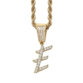 Makroaufnahme vom Hip-Hop Buchstabe E Anhänger mit Zirkonia an goldener Seilkette - Buchstabe E / Edelstahl-Kordelkette / Gold