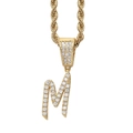Detailaufnahme der Hip-Hop-Goldkette mit eisbesetztem Buchstaben-M-Anhänger und Seilkette - Buchstabe M / Edelstahl-Kordelkette / Gold
