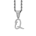 Detailansicht des silbernen Q-Buchstabenanhängers mit Mikropave-Zirkonia und Seilkette - Buchstabe Q / Edelstahl-Kordelkette / Silber