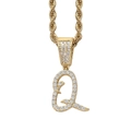 Makroaufnahme von Hip-Hop-Buchstabe Q Anhänger mit Zirkonia-Besatz und goldener Kordelkette - Buchstabe Q / Edelstahl-Kordelkette / Gold
