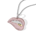 Pendentif lèvres hip hop avec zircons roses et grillz dorés sur une chaîne de corde - Lèvres Roses Avec Chaîne Torsadée En Acier Inoxydable