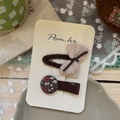 Detalle de horquillas para el pelo con lazo hechas a mano con texturas florales y de punto - Lazo + Pinza Floral con Botón