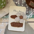 Détail d'une pince à cheveux plissée marron et d'une fleur à carreaux beige sur carte - Fleur Goutte d'eau + Barrette Plissée