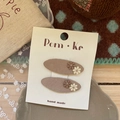 Lot de deux barrettes en tissu gris avec fleurs brodées main sur carte de support - Petite Fleur Ovale Gris Clair