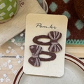 Paire de jolies barrettes à carreaux marron pour filles sur une carte de présentation - Style de Noeud à Carreaux Marron