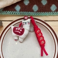 Simpatico portachiavi alpaca di peluche bianco con corda rossa e ciondolo fortuna - Stile Alpaca