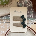 Vue macro de deux barrettes à cheveux en tissu avec texture lin sur carte de support - Khaki avec Nœud Vert (NK1443-4)