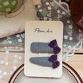 Détail de pinces à cheveux artisanales avec nœud en tweed bleu sur emballage - Bleu Beige Mélangé avec Nœud Violet (NK1443-5)