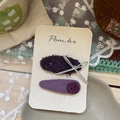 Détail de deux pinces à cheveux violettes faites main avec texture tweed et nœuds - Nœud Ovale et Bouton Larme