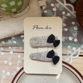 Paire de pinces à cheveux en tweed gris avec nœuds noirs pour femmes et filles - Tweed Gris avec Nœud Noir (NK1443-1)