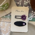 Detalle de pinzas para el cabello con flores de satén morado y pedrería hechas a mano - Pinza Cuadrada de Flor Brillante