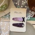 Détail de barrettes à cheveux en velours et tweed violets avec nœud et étoile sur carte - Nœud Larme et Étoile