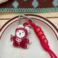 Portachiavi con coniglietto di peluche con felpa rossa e targhetta ricamata - Stile Coniglio