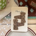 Lot de deux barrettes à nœud en velours côtelé marron à pois noirs sur carton - Marron