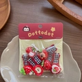 Dettaglio di graziose mollette rosse a fragola e orso in confezione regalo elegante - Set Fermagli Quadretti Neri