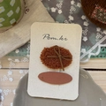 Set barrette nœud en polaire marron et pince ovale vieux rose sur carte blanche - Nœud Ovale en Peluche + Goutte d'eau