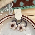 Handgefertigte Blumen-Haargummis aus Wollfilz in Beige und Braun mit grauen Gummibändern - Weiße Blume Haargummi