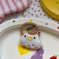 Détail d'un élastique à cheveux coréen avec poussin en dentelle et spirale marron - Attache Cheveux Poire