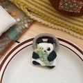 Gros plan d'un chouchou panda en peluche avec bambou posé sur une assiette - Panda Mignon (NK1705)