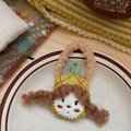 Détail d'un élastique poupée fait main avec chapeau ananas sur assiette blanche - Fille Ananas (NK1705)