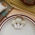 Détail d'élastique à cheveux champignons en tissu avec perles sur une assiette rétro - Champignon à Pois Jaunes (NK1705)