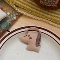 Vue détaillée d'un élastique en tissu fait main en forme de chien sur une assiette - Chien aux Oreilles à Pois (NK1705)