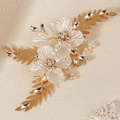 Fermaglio per capelli con fiori bianchi foglie dorate e perle per acconciature sposa - Stile Petalo Bianco (HS-J7466G)