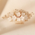 Elegante pettine da sposa con fiori di ceramica bianchi fatti a mano e perle finitura oro - Decorazione con Fiori Bianchi E Perle (HS-J7447G)
