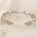 Nahaufnahme der Brautkrone mit Strass-Blättern und Tropfenanhänger aus Silberlegierung - Silber