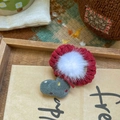 Chouchou plissé rouge foncé avec pompon blanc en fausse fourrure et breloque cœur gris - Peluche Verte