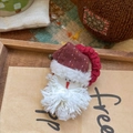 Chouchou peluche Père Noël fait main avec bonnet festif et barbe tricotée blanche - Père Noël