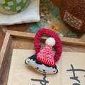 Élastique cheveux rouge peluche avec petite fille mignonne portant un bonnet tricoté - Fille Au Chapeau