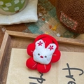 Élastique cheveux lapin en peluche avec pétales rouges et texture douce tricotée - Lapin À Fleur