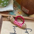 Élastique à cheveux chien teckel en peluche marron avec motif à carreaux rouges - Teckel à Carreaux Rouges