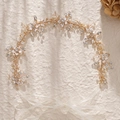 Elegante fascia dorata con fiori bianchi, perle e cristalli per acconciature da sposa - Oro