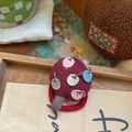 Chouchou en peluche champignon marron roux avec broderies colorées et élastique rouge - Pommier