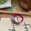 Chouchou artisanal à carreaux rouges avec nœud en dentelle blanche et détail de perle - 【25】élastique À Cheveux Pompon Pomme Rouge