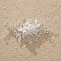 Dettaglio pettine capelli sposa con fiori in ceramica, foglie argento e perle - Stile Argento (HS-J5434)