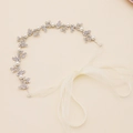 Cerchietto da sposa argento con foglie in lega, strass e perle bianche su nastro - Argento