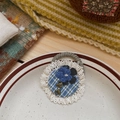 Élastique à cheveux fait main avec fleur en crochet bleue, dentelle et breloque chat - Dentelle à Carreaux Bleue (NK1705)