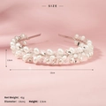 Dettaglio macro di un cerchietto da sposa fatto a mano con perle bianche e cristalli - Argento (TS-J2748)